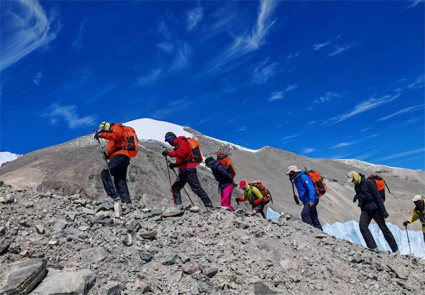 华大登山队出发攀登珠峰.jpg